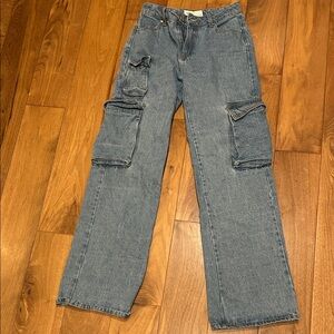 Junior Girls Light Wash Cargo Jeans, size 1/24